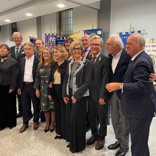 I presidenti dei club di servizio ed il presidente Lilt, Bartolomeo Marino.