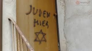 Insieme contro l'antisemitismo. Tre associazioni astigiane contro la scritta comparsa a Mondovì