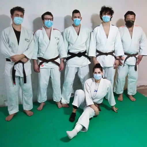 Da sinistra Lorenzo,Alessandro,Samuele,Francesco,Andrea, seduta Alessia