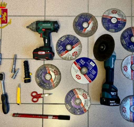 “In trasferta” a Biella: aveva in macchina chiavi alterate, grimaldelli e strumenti per aprire serrature