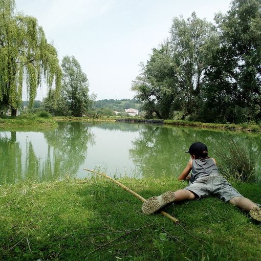 A Ferragosto riapre il Lago Stella a Castellero, tra pesca, musica e picnic