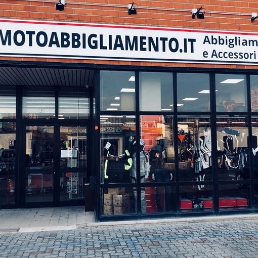 Più di 15.000 articoli su Motoabbigliamento.it, con il vantaggio della garanzia del prezzo più basso