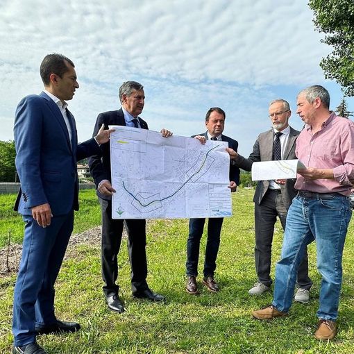 L'assessore Marco Gabusi durante l'ullustrazione dei lavori sull'alveo del torrente