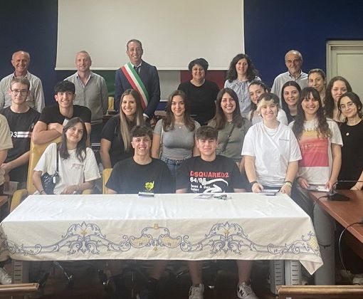 I ragazzi della Leva, a Canelli, ricevono la Costituzione dal sindaco Lanzavecchia