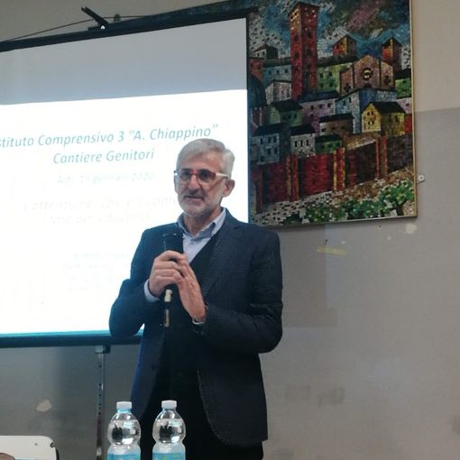 Il dottor Roberto Lingua durante un incontro con GenitorInsieme