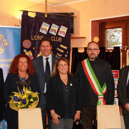 Da sinistra Graziano Guarino,Roberta Pistone, Paolo Appiani. Elena Appiani, il sindaco Rasero ed il Governatore del Distretto 108ia3 Erminio Ribet