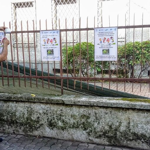 Cartelli multilingue alla primaria Cavour per ricordare il rispetto dell'ambiente