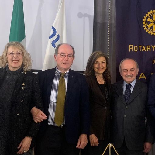 Simone Migliarino (terzo da destra), con il presidente e alcuni dirigenti del Rotary astigiano
