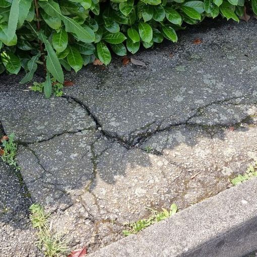 I marciapiedi in via Salvo d'Acquisto sono pieni di buche, i passeggini non passano [FOTO]