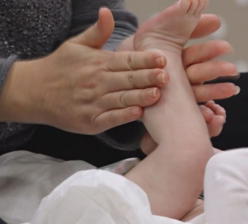 Cinque appuntamenti per massaggiare i propri bambini con il Consultorio di Asti