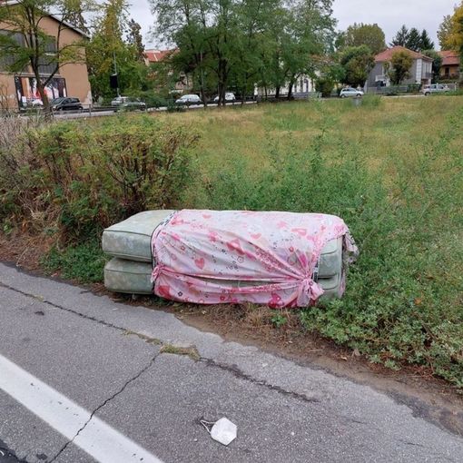 Spuntano materassi in via Olof Palme. &quot;È sporca la città o sono i cittadini (maleducati)?&quot;