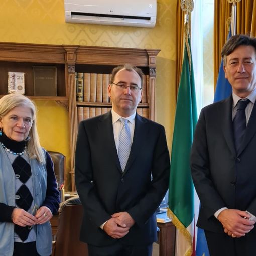 I neo presidente con la direttrice e il Prefetto