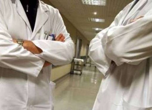 La burocrazia batte l'emergenza Covid, bloccati 1.175 medici piemontesi