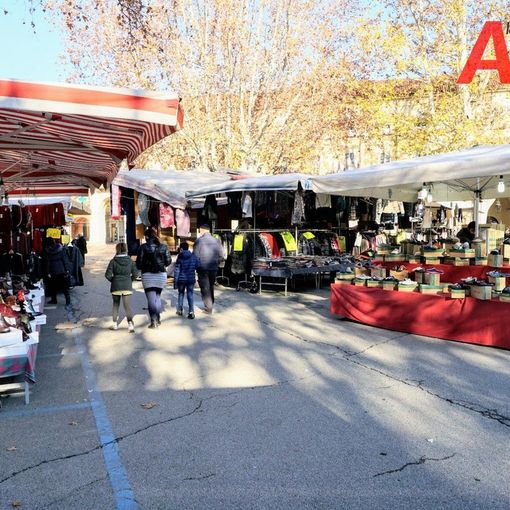 Banchi di ambulanti al mercato