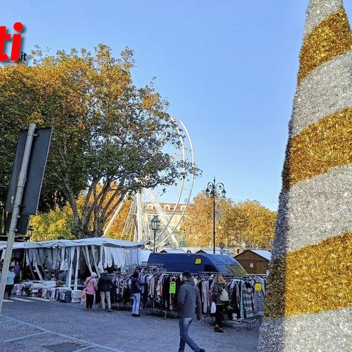 Il mercato di piazza Alfieri tra gli ultimi allestimenti del Magico Paese (Merphefoto)