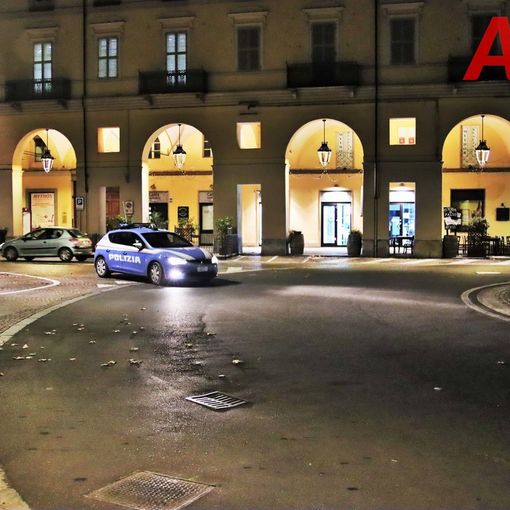 Asti, pattuglia della polizia in una piazza Alfieri deserta
