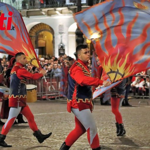 Gli sbandieratori del rione Santa Caterina (organizzatore della manifestazione) impegnati nel Paliotto 2023 (merphefoto)