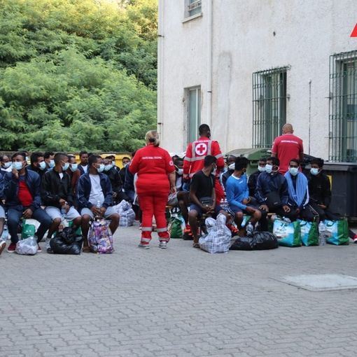 Continuano le ricerche del tunisino scomparso dall'hub di Castello d'Annone. Il timore in paese e i commenti politici