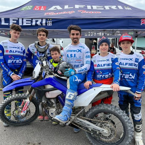 I giovanissimi piloti del Moto club Alfieri ritratti con Davide Soreca