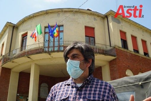 Il maestro Monaca di fronte alla scuola in cui insegna