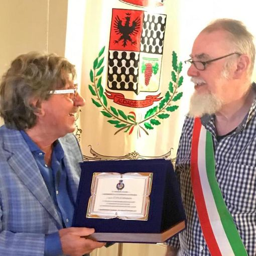 È ufficiale: il cantautore Piero Montanaro è cittadino onorario di Coazzolo