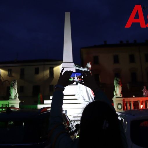 Il tricolore in piazza Roma (MerfePhoto)