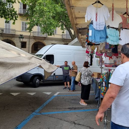 Mercato di piazza Alfieri: &quot;Non va affatto tutto bene&quot;, nuova protesta degli ambulanti [VIDEO]