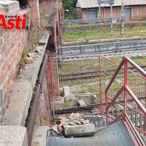 I nuovi danni arrecati al muretto del cavalcavia ferroviario di corso Savona