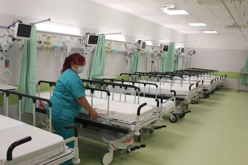 Il Covid è meno aggressivo: in Piemonte prosegue il calo dei ricoveri negli ospedali