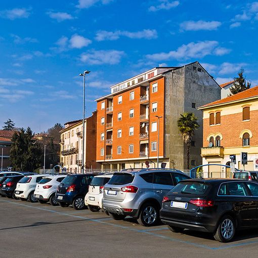 &quot;Pago un abbonamento e tutti i giorni fatico a uscire con la macchina&quot;. Lo sfogo di una lettrice sui parcheggi &quot;selvaggi&quot; in orario di fine scuola