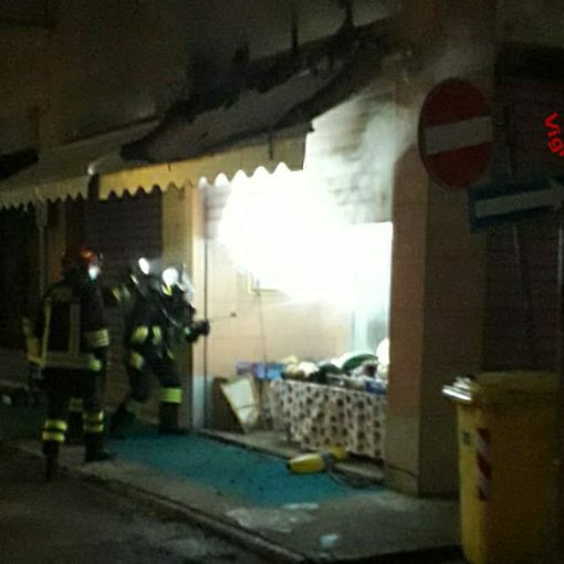 Incendio in un negozio di corso Volta, evacuata una palazzina di tre piani