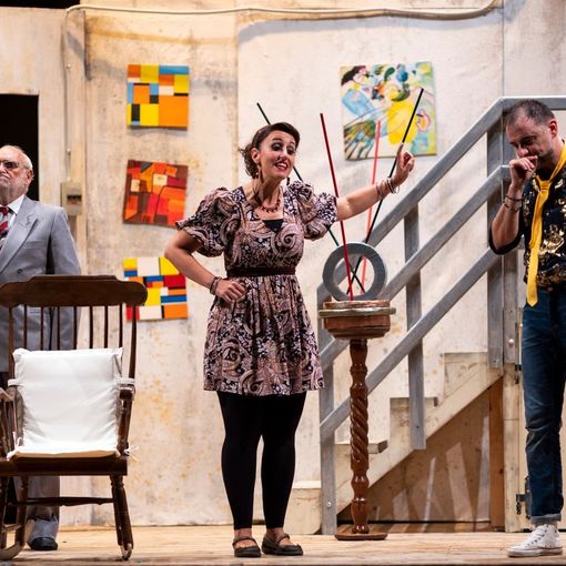 Sabato 18 febbraio 2023 al Foro Boario di Nizza Monferrato ultimo appuntamento della rassegna “Teatro al Foro” con “Black Comedy”.