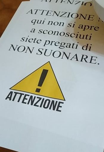 Il cartello in un condominio della Torretta