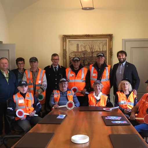 La squadra dei nonni vigili insieme alla giunta comunale, Novarina Capra è seduta in centro al tavolo