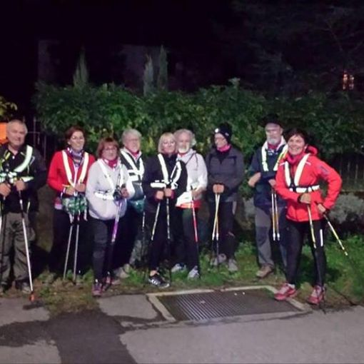 Un gruppo durante camminata serale