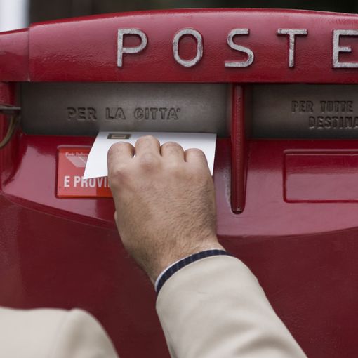 Nuovo look per le cassette delle Poste della provincia di Asti. Torneranno rosso fiammante come un tempo