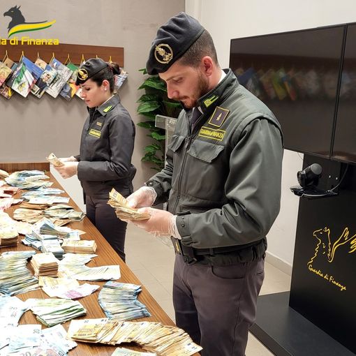 Rinvenuti dalla Finanza in un casolare astigiano armi, droga e oltre 1,5 milioni di euro