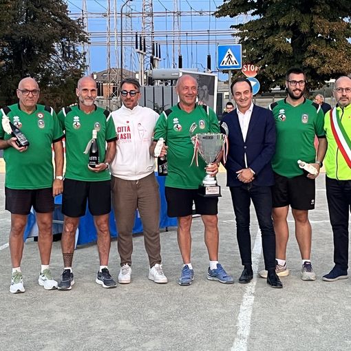 I vincitori della La 109^ Coppa Città di Asti – Memoria Beppe Andreolli con Luca Andreoli (maglia bianca), il Governatore del Piemonte Andrea Cirio (al Centro) e il Sindaco di Asti Maurizio Rasero (a destra)