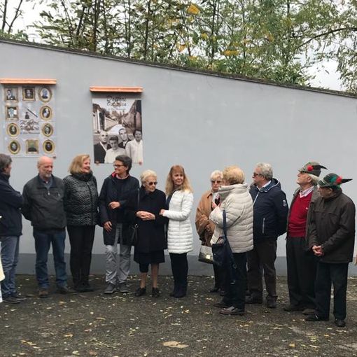 Foto del novembre 2018 all’inaugurazione dei pannelli dedicati ai medici e ostetriche al Ricordamuro