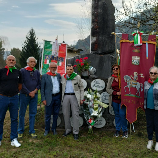 Nella foto gli esponenti dell'Anpi di Asti e Saluzzo davanti al cippo che riporta i nomi dei caduti
