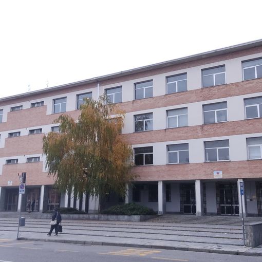 Tentato suicidio oggi al Pellati di Nizza, si getta dal secondo piano dell' edificio. Un bidello eroe cerca di salvarla