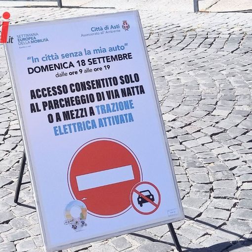 Un cartello di divieto di circolazione esposto in occasione di una iniziativa similare
