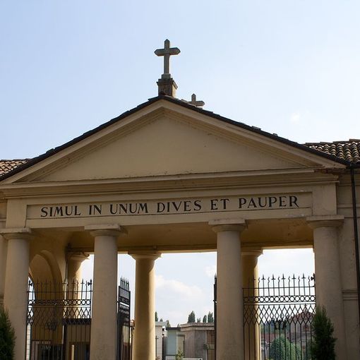 Nuovo regolamento per circolare al cimitero di Asti: cambiano gli orari di accesso per i pass auto