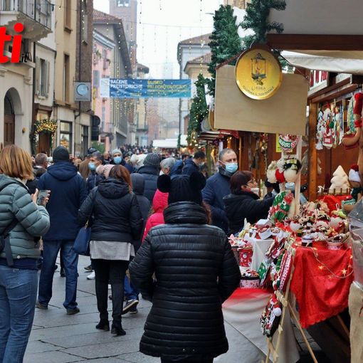 Si tracciano i nuovi stalli del mercato &quot;ad anello&quot; di piazza Alfieri, ma tra i negozianti c'è malumore