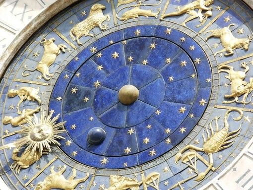 L'oroscopo delle feste di Corinne con tanti auguri!