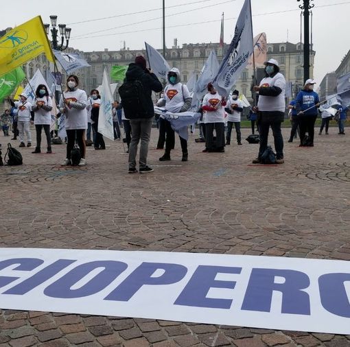 Un momento della manifestazione di ieri in piazza Castello