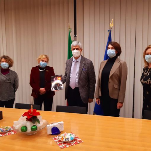 Consegnato al prefetto di Asti, Alfonso terribile il &quot;pacco alla camorra&quot;, donato dallo Zonta Club