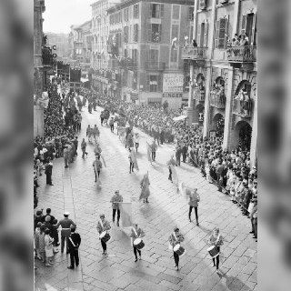 Ad Asti nel 1967 il Palio torna a corrersi. Piazza Alfieri tra due imponenti ali di folla
