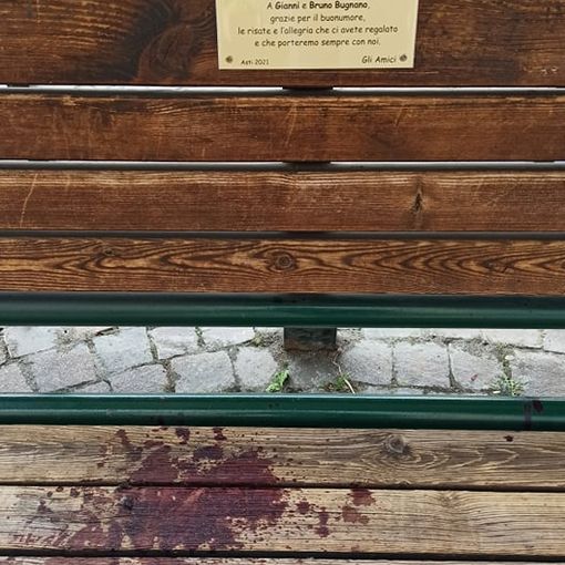 Ferito durante una rissa, da cocci di bottiglia sulla panchina di piazza Roma intitolata ai gemelli Bugnano [VIDEO]