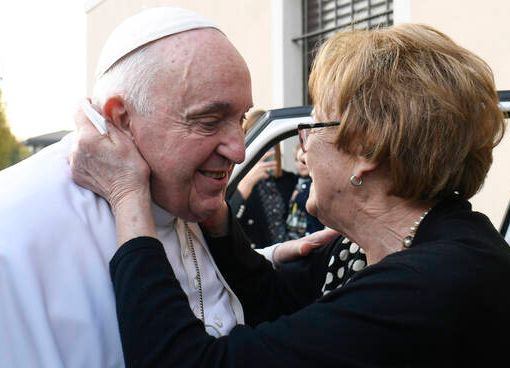 Papa Francesco incontra i parenti a Tigliole (Photo credit Vatican Media)